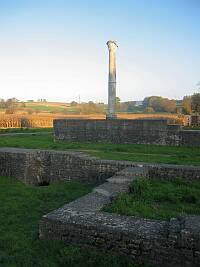 Avenches Les arênes dAvenches. Au fond, le château. À droite, la tour abrite le Musée romain dAvenches.
