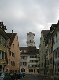 delemont Place de la Liberté (à gauche, avec lHôtel de Ville devant laquelle se déroula la célèbre manifestation ayant conduit des années plus tard à lindépendance du Jura) et Rue du 23-Juin.