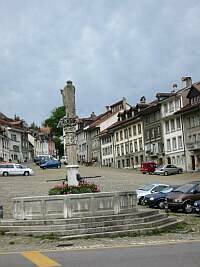 Fribourg : la Cathédrale St-Nicolas et tout à droite, lhôtel de ville
