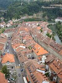 Fribourg : la Cathédrale St-Nicolas et tout à droite, lhôtel de ville
