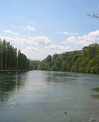 La Jonction où lArve (à droite, eau trouble) se jette dans le Rhône (à gauche et au premier plan)