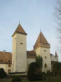 La Sarraz et son château surplombant la vallée de la Venoge. À larrière-plan, le Jura.