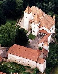 La Sarraz et son château surplombant la vallée de la Venoge. À larrière-plan, le Jura.