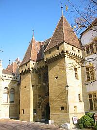 Neuchâtel La Collégiale de Neuchâtel et le Château sur la colline. En contrebas, la vieille ville basse.
