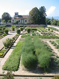 Le Château de Prangins, qui abrite le Musée national. Au premier plan, son célèbre potager. Canton de Vaud
