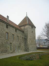 LÎle de la Harpe, le Château de Rolle et les quais de la baie de Rolle, au bord du Léman.