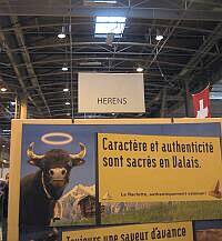 Les Romands au Salon de lAgriculture de la Porte de Versailles à Paris : Fribourgeois et Vaudois et les vaches valaisannes du Val dHérens