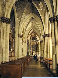 La Cathédrale St-Nicolas et Fribourg vus de nuit depuis une colline au sud-ouest de la ville.