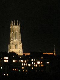La Cathédrale St-Nicolas et Fribourg vus de nuit depuis une colline au sud-ouest de la ville.