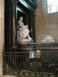 Les stalles de la Cathédrale St-Pierre furent offertes au 15ème siècle par les banquiers-marchands florentins établis à Genève pour abriter les personnages importants de lépoque. Ils représentent des personnages importants de la tradition biblique.