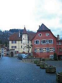 stursanne Le Doubs à St-Ursanne. Prenant sa source en France, au pied du Jura, le Doubs fait frontière entre la Suisse et la France avant de rentrer en territoire suisse, pour faire une boucle à St-Ursanne et repartir vers la France en direction de la Saône.