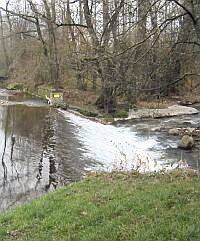 La Tine de Conflens, où le Veyron (à gauche) se jette dans la Venoge (cascade). Tine vient de tonneau et Conflens de confluence. Le lieu est paradisiaque.