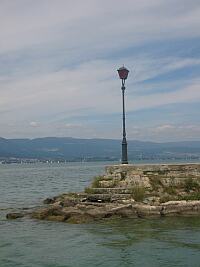 Débarcadère de Cortaillod (NE) et le Ville dEstavayer, bateau de la Société de Navigation des lacs de Neuchâtel et de Morat, voguant sur le Lac de Neuchâtel.